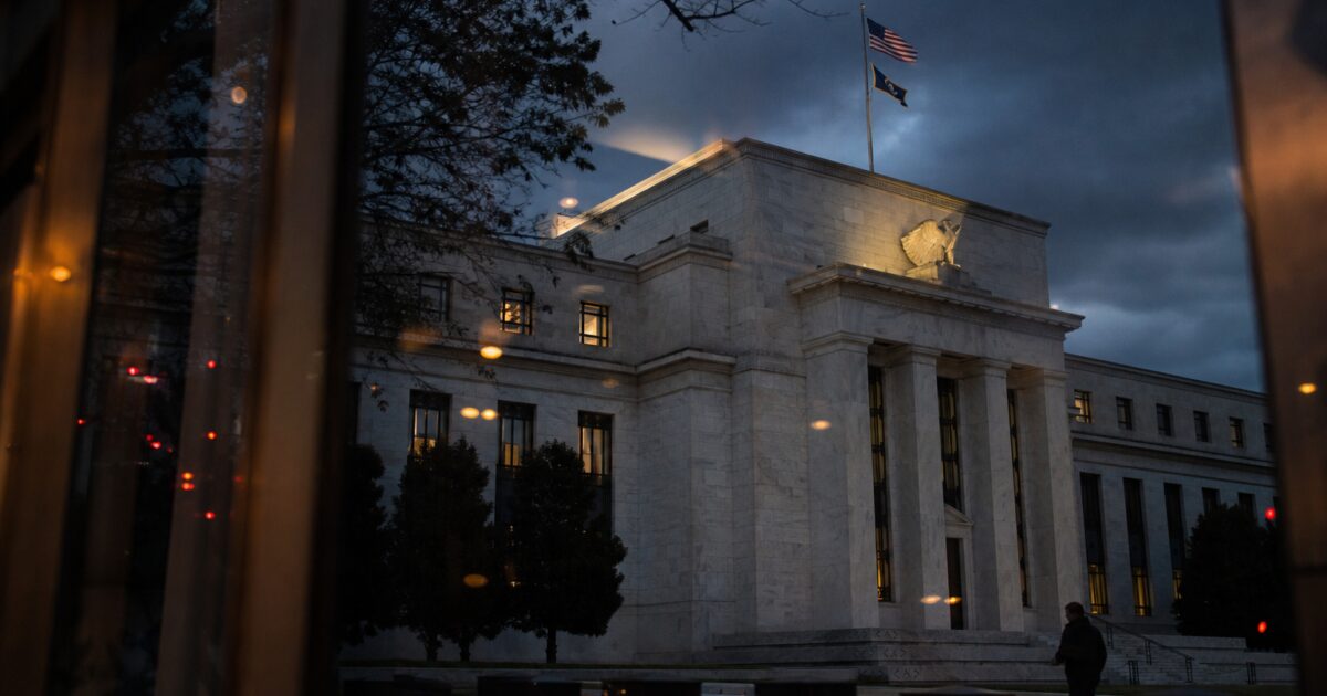 الاحتياطي الفيدرالي يبقي على أسعار الفائدة بين 3.50% و3.75% للمرة الخامسة على التوالي مع ارتفاع طفيف في