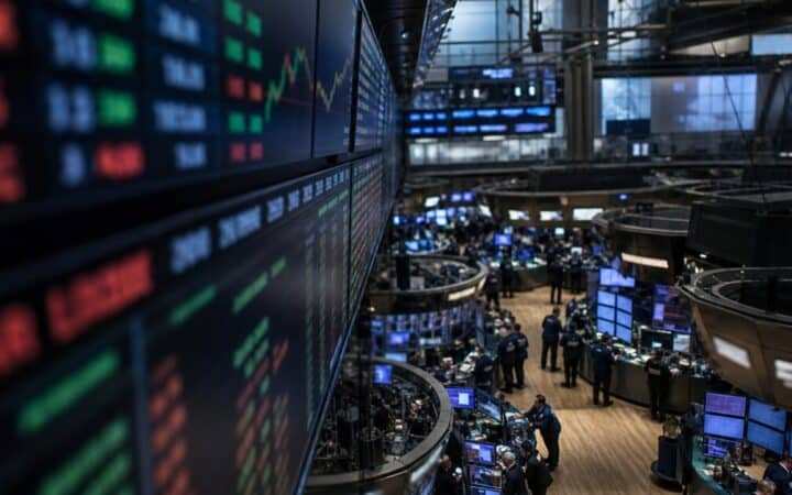 توكن HYPE يحتفظ بقوته بينما تتزايد تدفقات صناديق بيتكوين وإيثريوم الخارجة