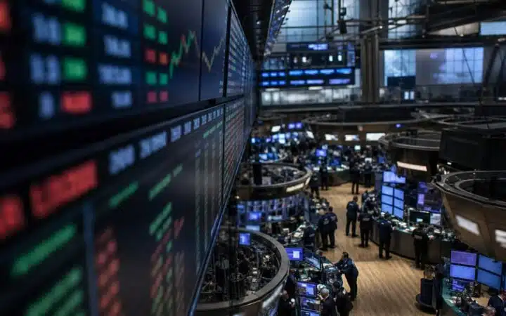 توكن HYPE يحتفظ بقوته بينما تتزايد تدفقات صناديق بيتكوين وإيثريوم الخارجة