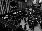 تدفقات صناديق XRP المتداولة تصل إلى 1.5 مليار دولار، وتبرز الفجوة بين المستثمرين المؤسسيين والأفراد