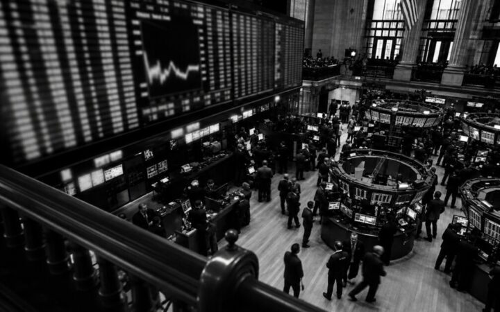 تدفقات صناديق XRP المتداولة تصل إلى 1.5 مليار دولار، وتبرز الفجوة بين المستثمرين المؤسسيين والأفراد