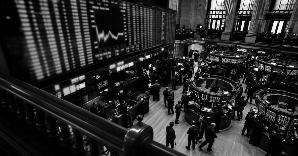 تدفقات صناديق XRP المتداولة تصل إلى 1.5 مليار دولار، وتبرز الفجوة بين المستثمرين المؤسسيين والأفراد