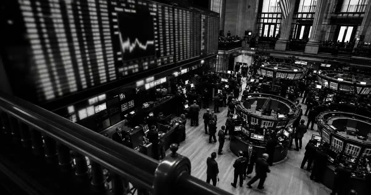 تدفقات صناديق XRP المتداولة تصل إلى 1.5 مليار دولار، وتبرز الفجوة بين المستثمرين المؤسسيين والأفراد