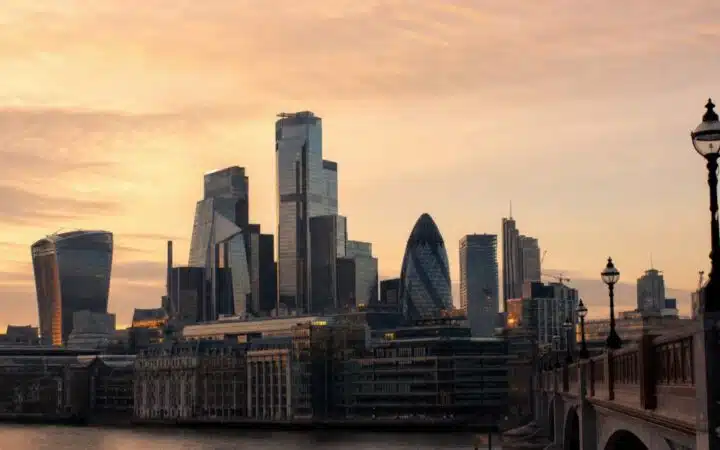 بورصة لندن تسعى لتداول على مدار الساعة بحلول 2027 تحت ضغط من نموذج العملات الرقمية