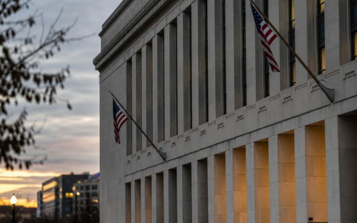 فانتوم وهايبرليكويد تطلبان من CFTC إعفاء مطوري العملات الرقمية من قواعد التمويل التقليدي