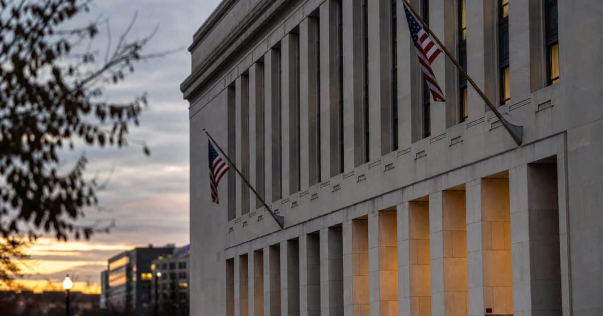 فانتوم وهايبرليكويد تطلبان من CFTC إعفاء مطوري العملات الرقمية من قواعد التمويل التقليدي