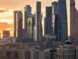 روسيا تبيع 43.5 طنًا من الذهب في ستة أشهر، والأسواق في حيرة