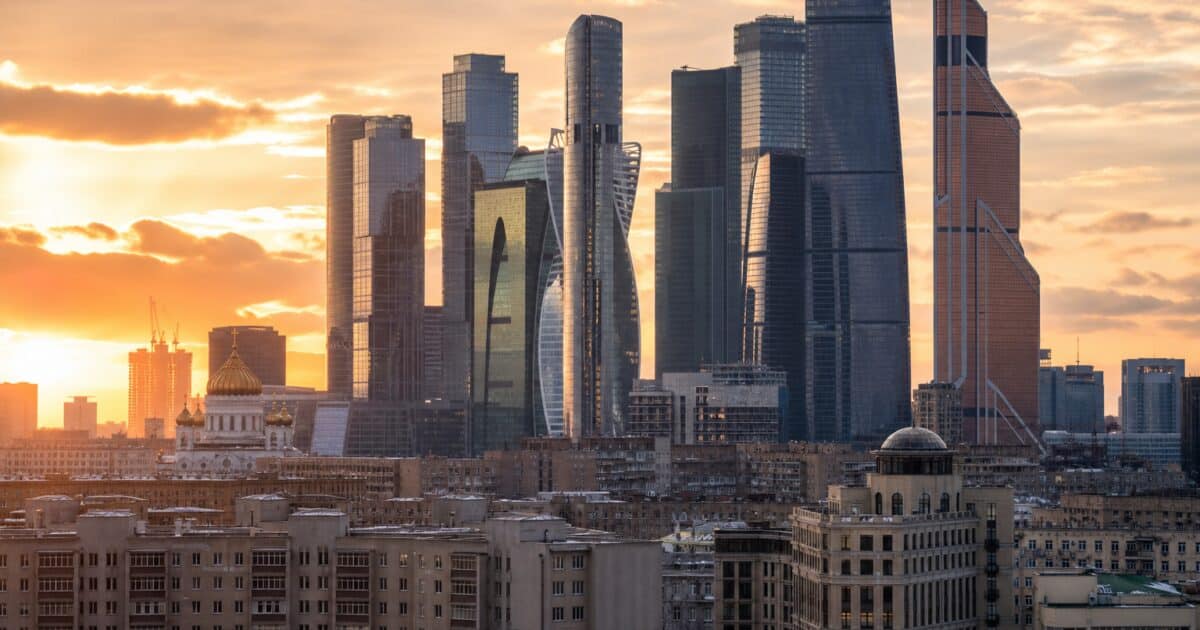 روسيا تبيع 43.5 طنًا من الذهب في ستة أشهر، والأسواق في حيرة