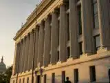 المفوضة بيرس من هيئة الأوراق المالية الأمريكية تحذر من خضوع خزائن التمويل اللامركزي والإقراض على السلسلة