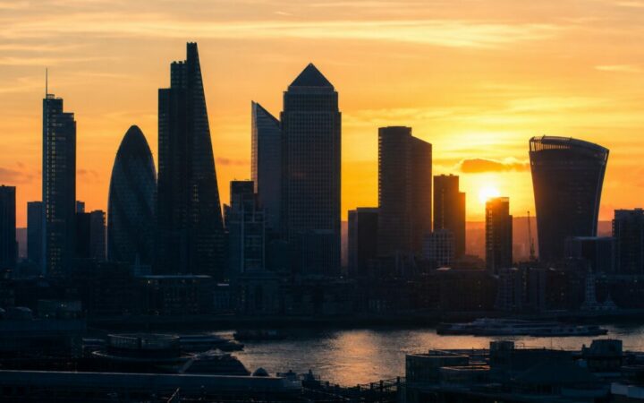 سويفت تطلق منصة بلوكتشين مع 17 بنكًا لتسريع المدفوعات على مدار الساعة