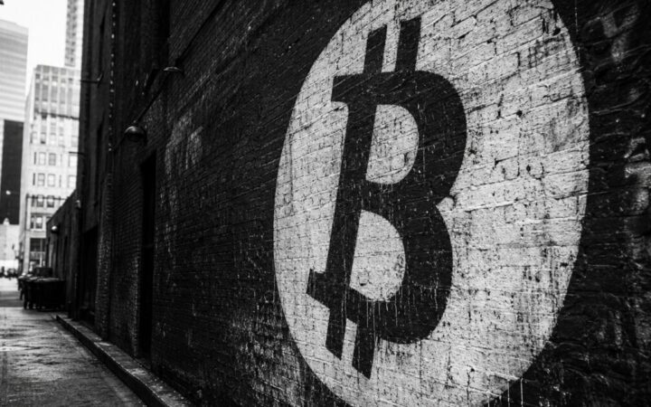 هبوط XRP نحو دولار واحد مع اختبار زوج بيتكوين لمستوى 1,700 سات