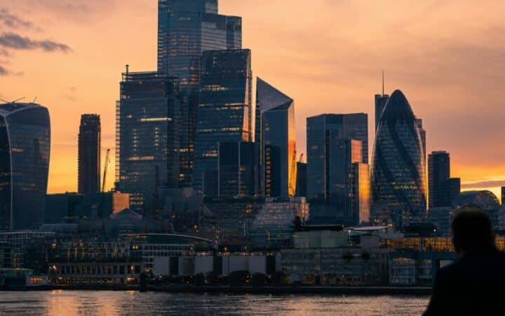 أديين ترفع هدف 2026 مع ضغط حجم 804 مليار يورو على الهوامش