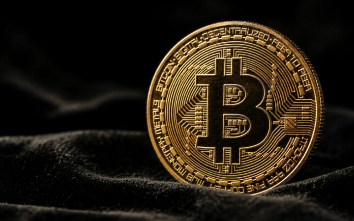 احتياطيات بورصات البيتكوين ترتفع فيما يتشبث مستوى دعم 62,000 دولار بخيط رفيع