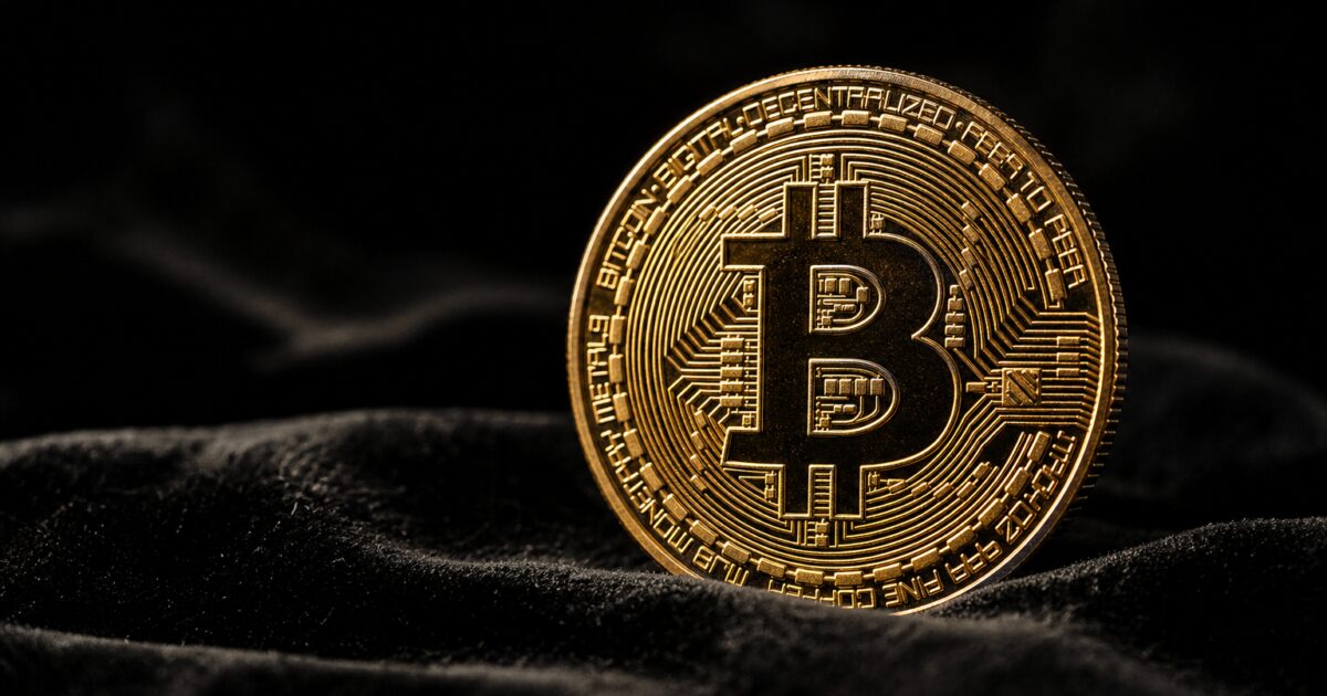 احتياطيات بورصات البيتكوين ترتفع فيما يتشبث مستوى دعم 62,000 دولار بخيط رفيع