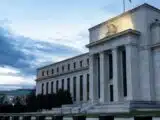 الدولار يتراجع مع انخفاض رهانات رفع الفائدة من قبل الفيدرالي