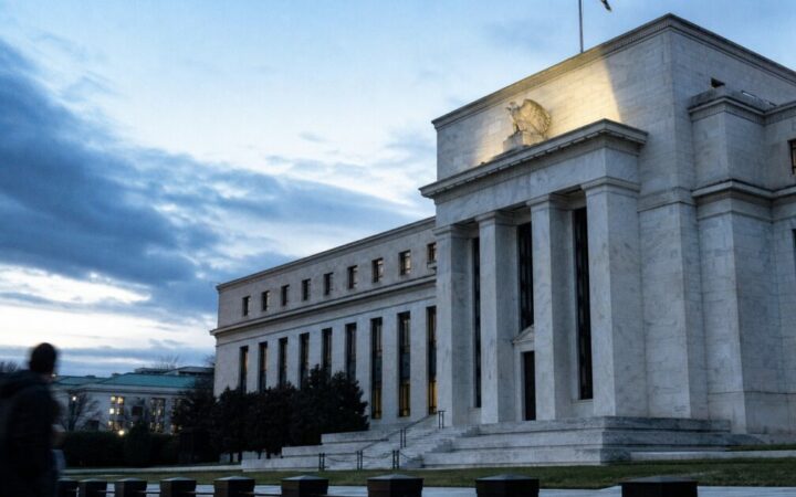 الدولار يتراجع مع انخفاض رهانات رفع الفائدة من قبل الفيدرالي