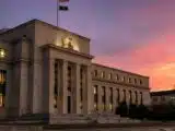 استقرار الدولار مع تحذير وورش من استمرار معركة الاحتياطي الفيدرالي ضد التضخم