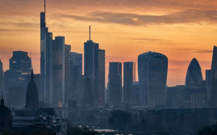 ارتفاع اليورو لأعلى مستوى في 3 أشهر عند 1.132 دولار بينما الين يواجه صعوبات قرب 160