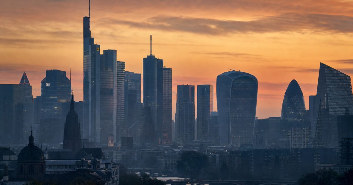 ارتفاع اليورو لأعلى مستوى في 3 أشهر عند 1.132 دولار بينما الين يواجه صعوبات قرب 160