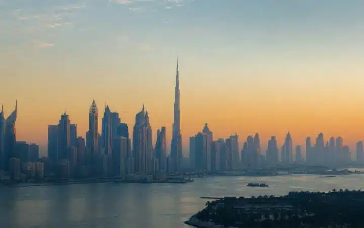 الهيئة التنظيمية البريطانية تعين ممثلين ماليين في مومباي وأبوظبي ضمن توسع عالمي