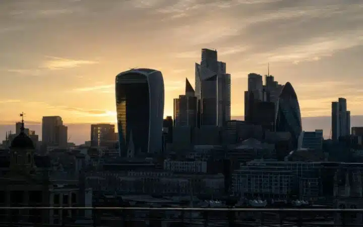 دراسة FCA تكشف أن 80% من المستثمرين الشباب في المملكة المتحدة يثقون بأدوات الذكاء الاصطناعي أكثر من وسائل