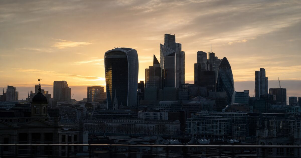 دراسة FCA تكشف أن 80% من المستثمرين الشباب في المملكة المتحدة يثقون بأدوات الذكاء الاصطناعي أكثر من وسائل