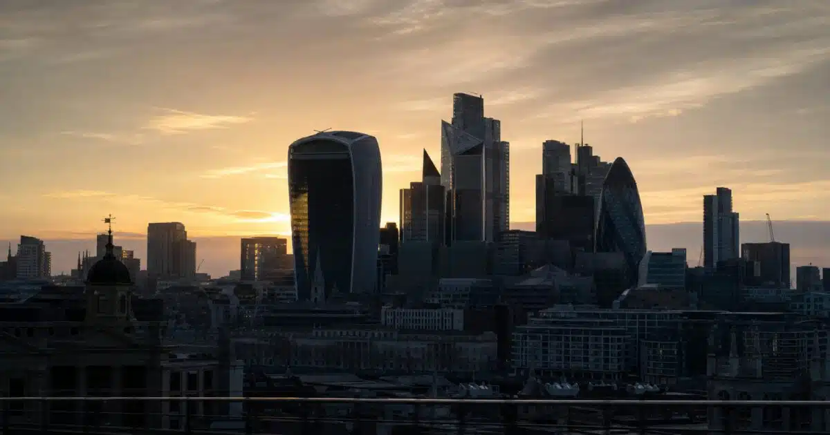 دراسة FCA تكشف أن 80% من المستثمرين الشباب في المملكة المتحدة يثقون بأدوات الذكاء الاصطناعي أكثر من وسائل