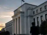 نمو الذكاء الاصطناعي يشير إلى تحول اقتصادي، لكن أسعار الفائدة تبقى ثابتة