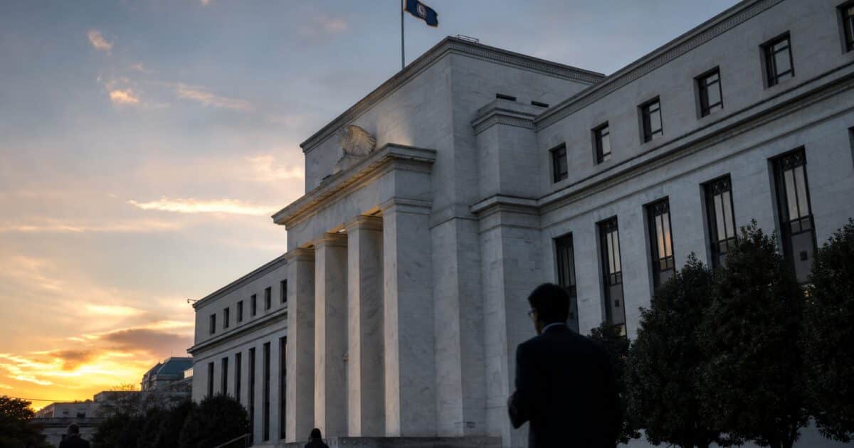 نمو الذكاء الاصطناعي يشير إلى تحول اقتصادي، لكن أسعار الفائدة تبقى ثابتة