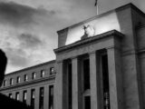 ضخ الاحتياطي الفيدرالي 17 مليار دولار في الأسواق وتجار بيتكوين يترقبون مستوى 65 ألف دولار