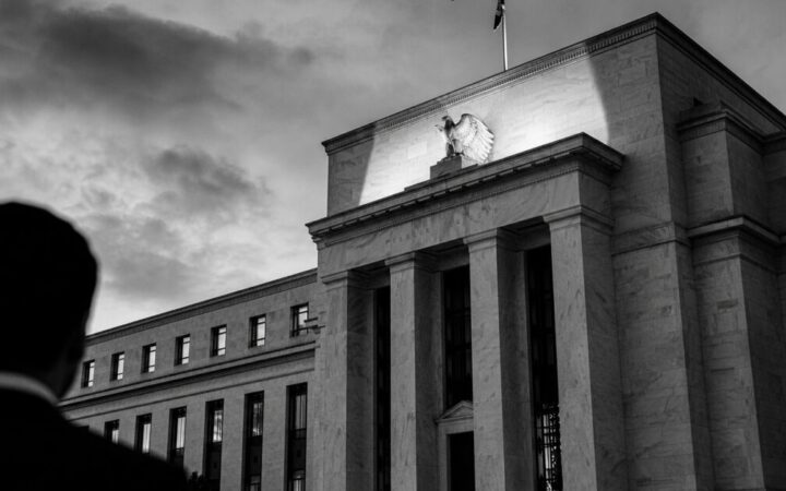 ضخ الاحتياطي الفيدرالي 17 مليار دولار في الأسواق وتجار بيتكوين يترقبون مستوى 65 ألف دولار