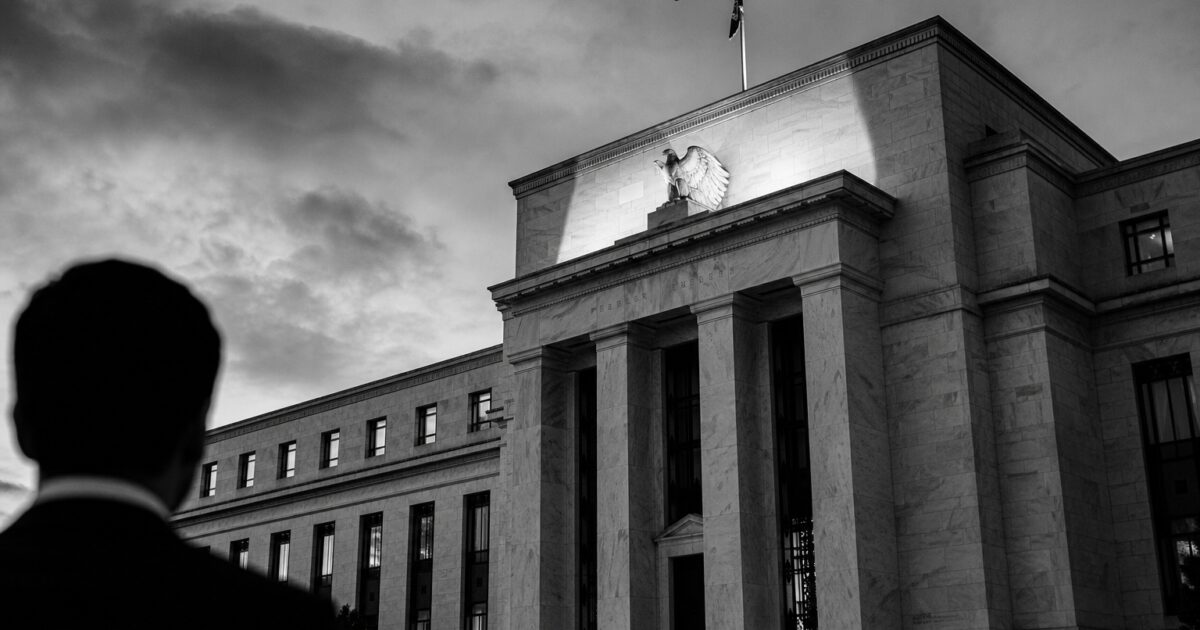 ضخ الاحتياطي الفيدرالي 17 مليار دولار في الأسواق وتجار بيتكوين يترقبون مستوى 65 ألف دولار