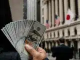 اليابان: الين يصل إلى 160 مقابل الدولار، والمراقبون يترقبون خطوة البنك المركزي