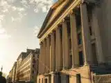 هيئة الأوراق المالية الأمريكية وهيئة تداول السلع الآجلة تمضيان قدماً في تنظيم العملات الرقمية دون انتظار