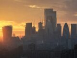 نايجل فاراج يواجه تحقيقًا بشأن تبرعات العملات الرقمية عند عودته إلى وستمنستر