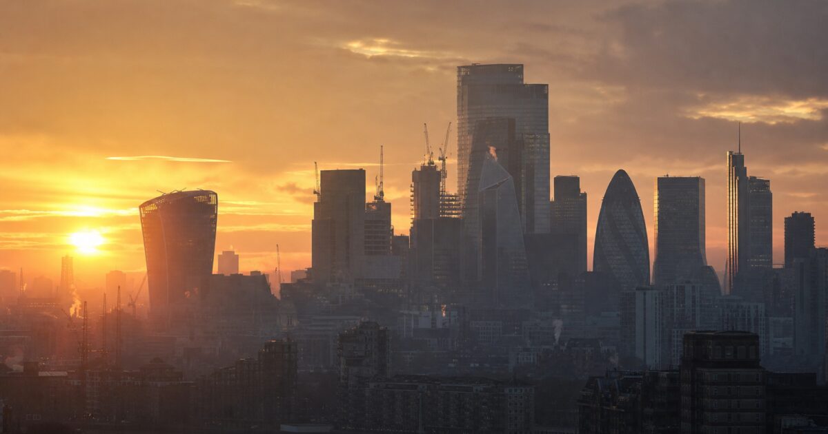 نايجل فاراج يواجه تحقيقًا بشأن تبرعات العملات الرقمية عند عودته إلى وستمنستر