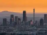 العملة الجنوب أفريقية تفاجئ المتداولين بارتفاعها إلى 18.70 رغم تراجع ثقة الأعمال