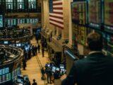 جيـوف كيندريك من ستاندرد تشارترد يتوقع ارتفاع بيتكوين إلى 6,000 بفضل تدفقات صناديق ETF