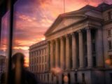 محو 3.8 مليار دولار من عملة ترامب الميمية يضع أعضاء مجلس الشيوخ على باب هيئة الأوراق المالية