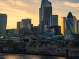 البنوك البريطانية تواجه استجوابًا برلمانيًا بشأن رفض حسابات العملات الرقمية وحدود الدفع