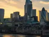 البنوك البريطانية تواجه استجوابًا برلمانيًا بشأن رفض حسابات العملات الرقمية وحدود الدفع