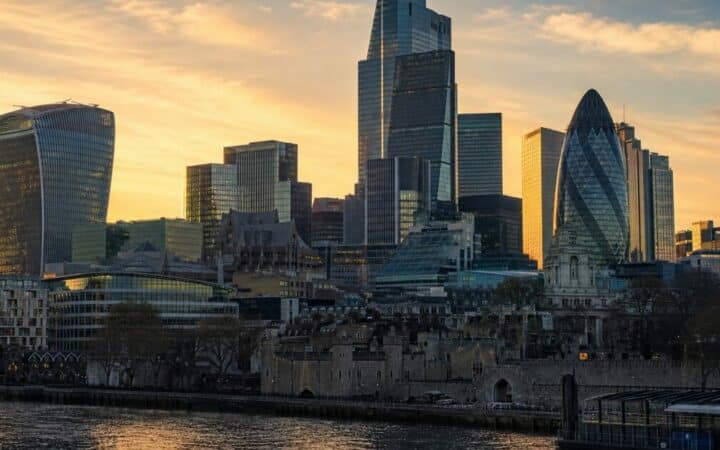 البنوك البريطانية تواجه استجوابًا برلمانيًا بشأن رفض حسابات العملات الرقمية وحدود الدفع