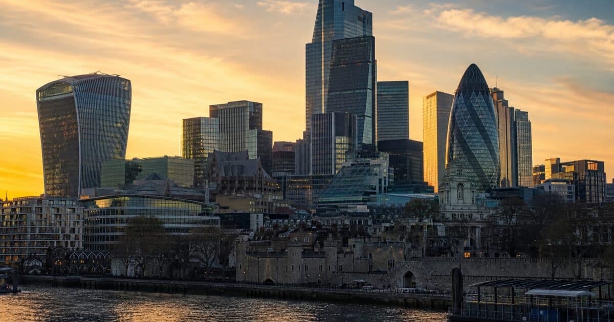 البنوك البريطانية تواجه استجوابًا برلمانيًا بشأن رفض حسابات العملات الرقمية وحدود الدفع