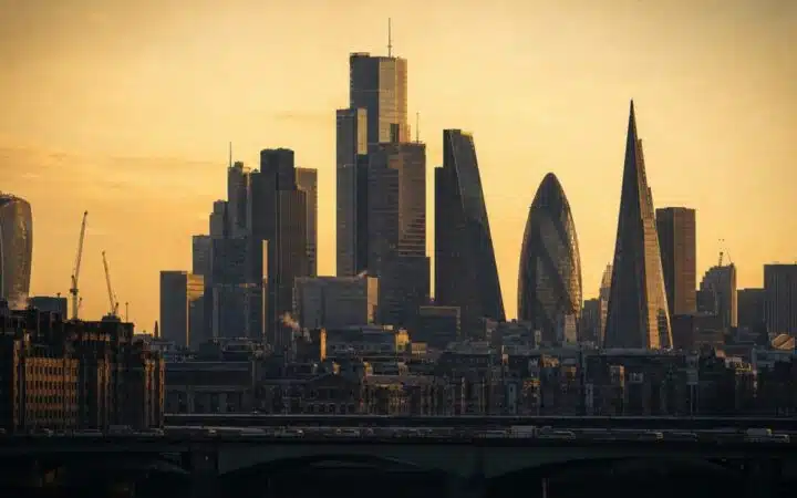 الموعد النهائي لتسوية T+1 في المملكة المتحدة يضع الشركات تحت ضغط هيئة السلوك المالي مع اقتراب عام 2027