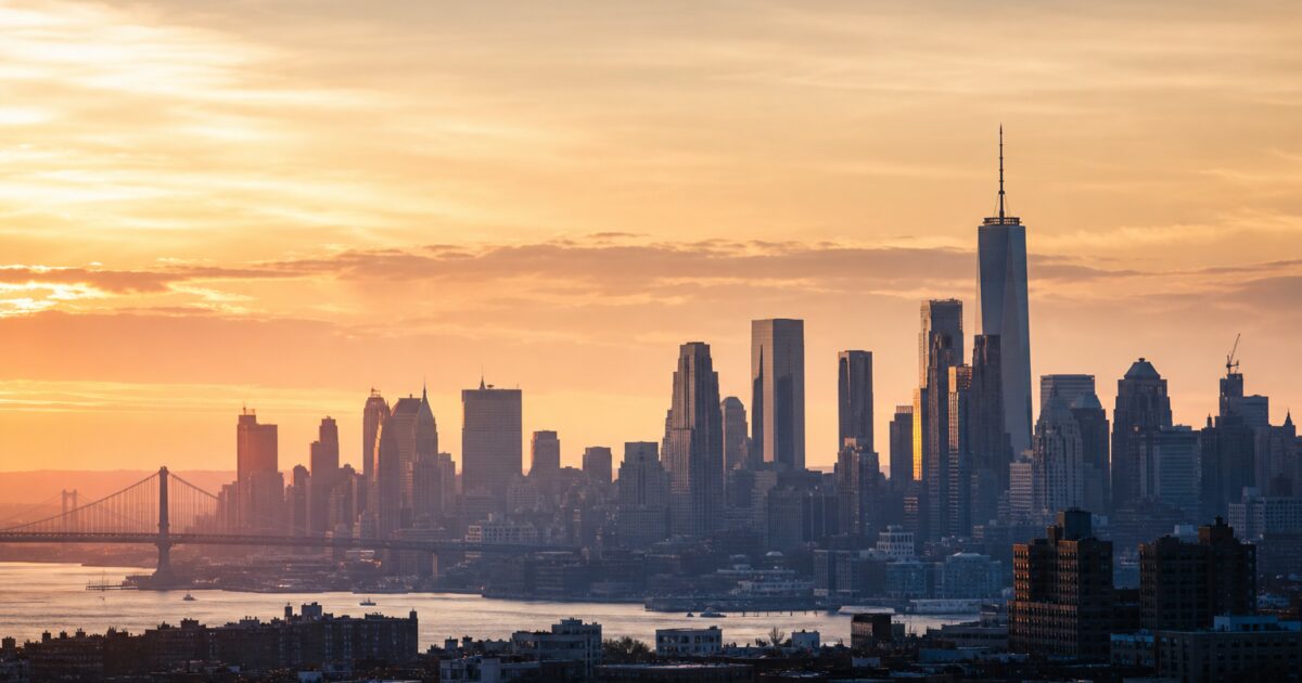 الرئيس التنفيذي لشركة كاتربيلر جوزيف كريد يبيع أسهماً بقيمة .2 مليون بدون خطة تداول من هيئة الأوراق