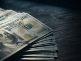 ارتفاع الدولار إلى 105.36 وسط توترات بين الولايات المتحدة وإيران