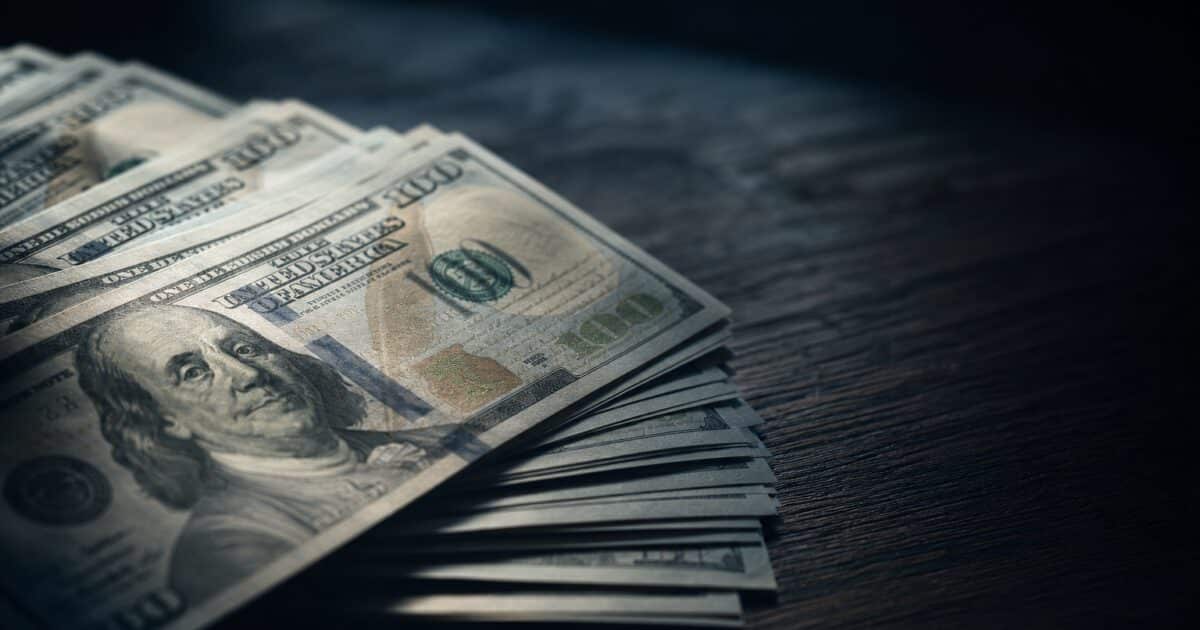 ارتفاع الدولار إلى 105.36 وسط توترات بين الولايات المتحدة وإيران