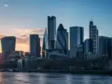 هيئة FCA تحظر مستشار DPT المالية دانيال توماس وتغرمه 742,700 جنيه