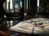 ارتفاع الين إلى أعلى مستوى في شهر وسط تكهنات برفع الفائدة وتدخل في سوق العملات