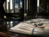 ارتفاع الين إلى أعلى مستوى في شهر وسط تكهنات برفع الفائدة وتدخل في سوق العملات